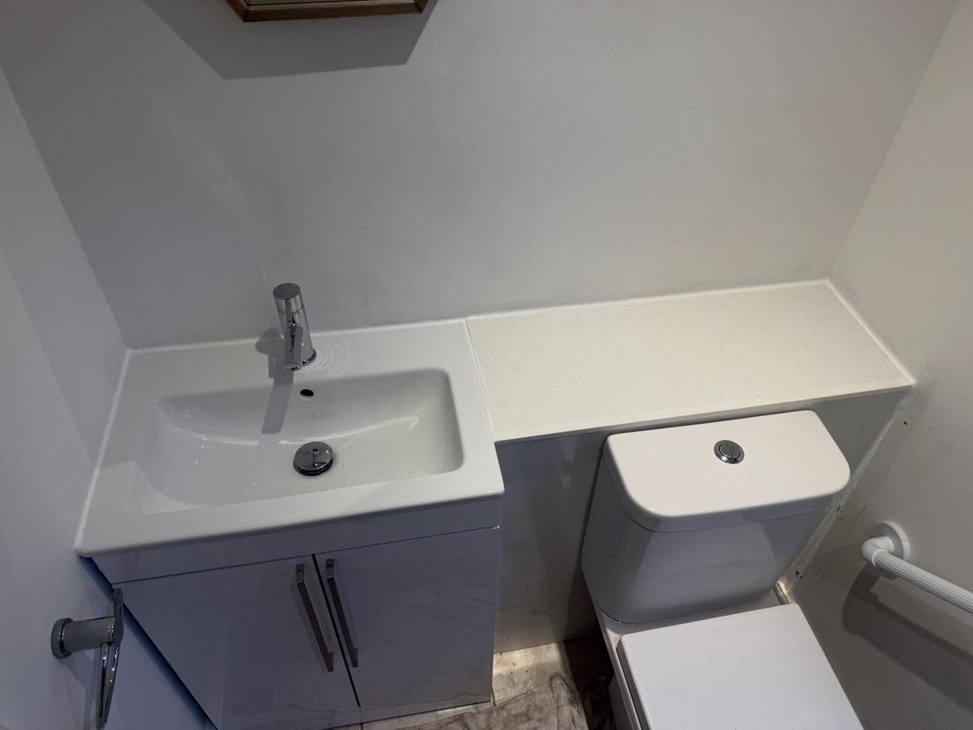 Combined vanity basin and back-to-wall toilet unit